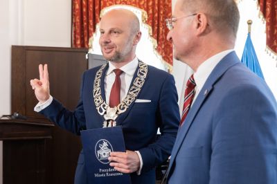 zdjęcie z pierwszej sesji Rady Miasta Rzeszowa IX kadencji, podczas kt&oacute;rej odbyło się uroczyste ślubowanie Prezydenta Miasta Rzeszowa Konrada Fijołka, fot. Grzegorz Bukała, Urząd Miasta Rzeszowa